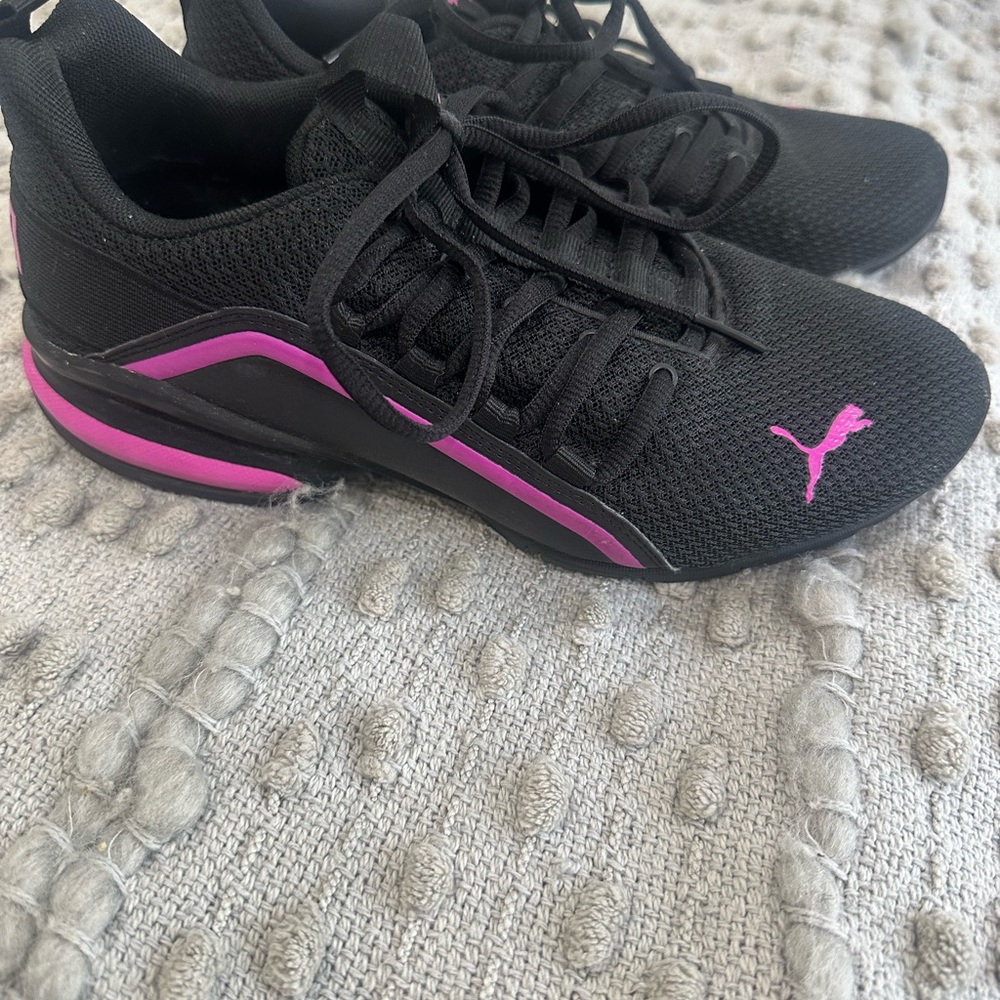 Women’s Size 7 1/2 black Puma Sneakers